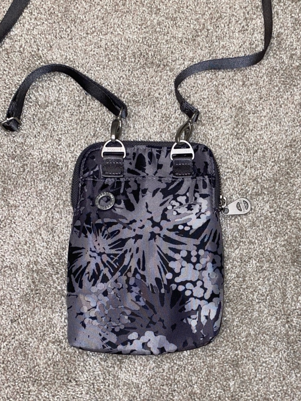 Baggallini Lima Mini Crossbody Bag Gray Black Print RFID Travel - Picture 2 of 7
